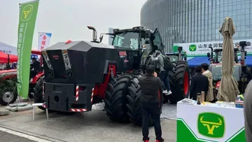 На выставке в Ухани показали новый китайский колёсный трактор CRUSL PTS5004-A